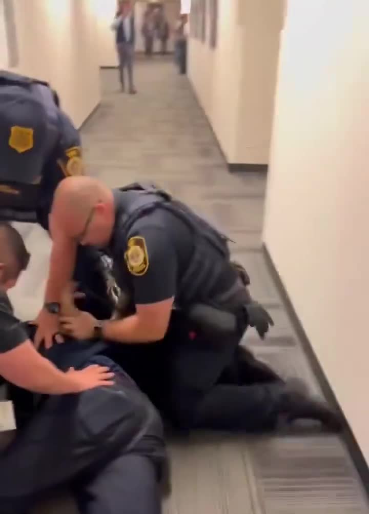   لحظه جنجالی بازداشت سناتور الکس پادیلا پس از اخراج از جلسه وزیر امنیت داخلی آمریکا