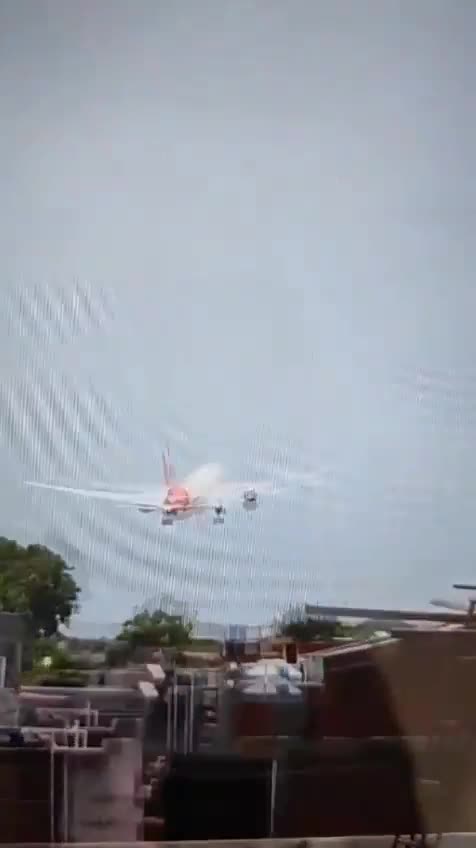   اولین تصاویر از لحظه سقوط هواپیمای هند