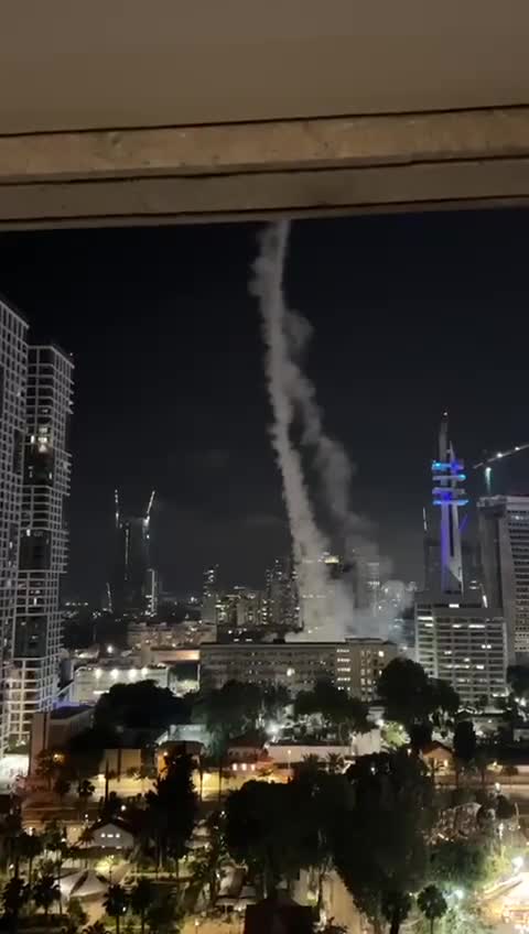   تصاویری واضح از اصابت موشک ایران به یک مرکز نظامی در تل‌آویو