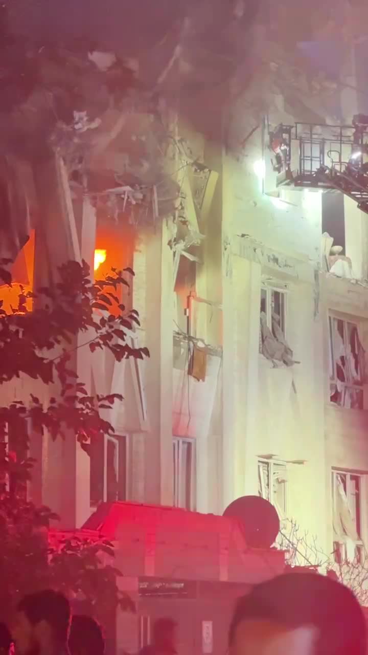   تصاویری از انفجار واحد مسکونی در نارمک خیابان حاجی‌صادقی تقاطع میدان هفت