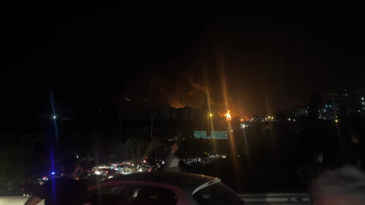   اولین تصاویر از آتش‌سوزی در یکی از مخازن فرآورده‌های نفتی در انبار نفت غرب تهران در پی حمله اسرائیل