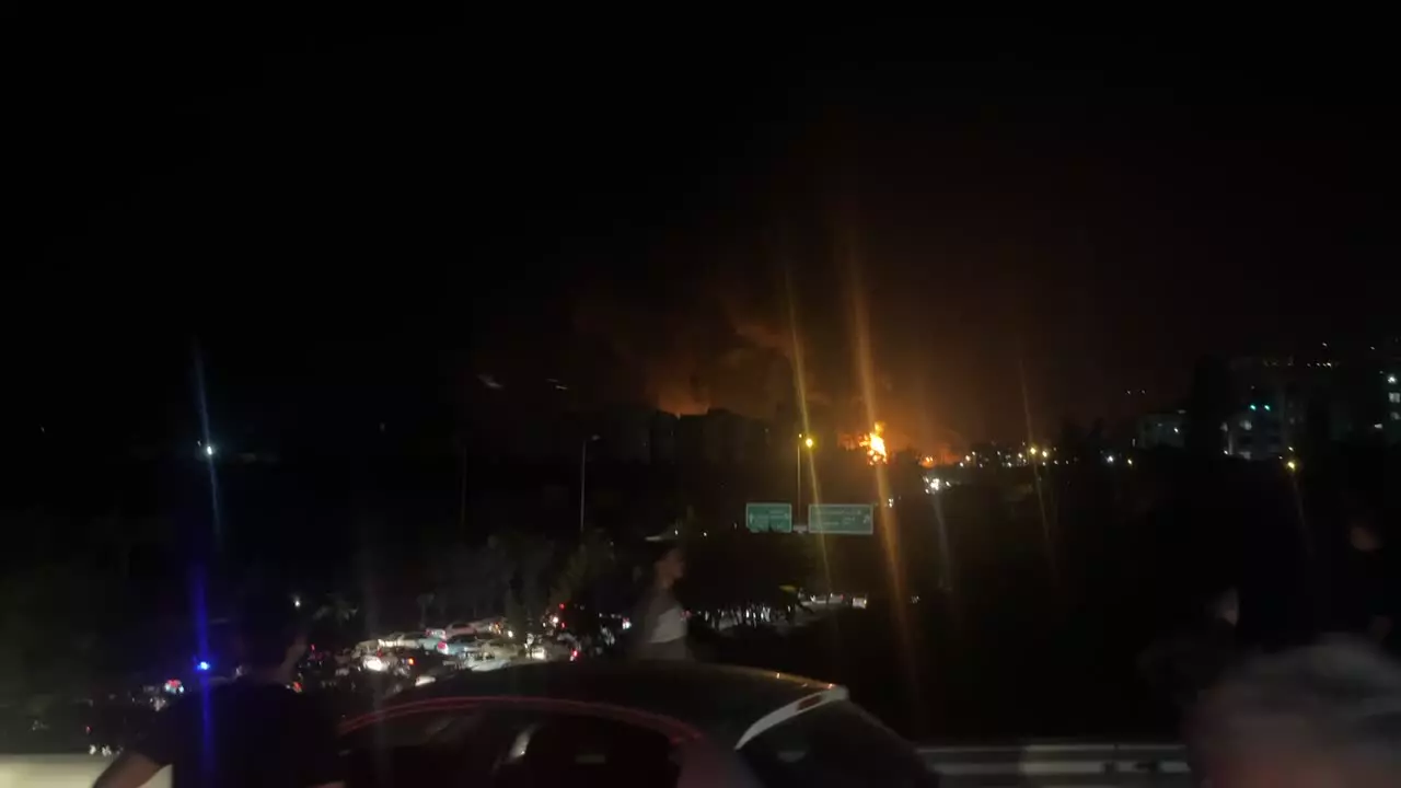   اولین تصاویر از آتش‌سوزی در یکی از مخازن فرآورده‌های نفتی در انبار نفت غرب تهران در پی حمله اسرائیل