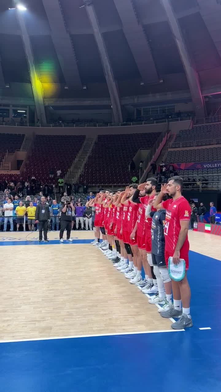   سلام نظامی ملی‌پوشان والیبال هنگام خواندن سرود ملی ایران