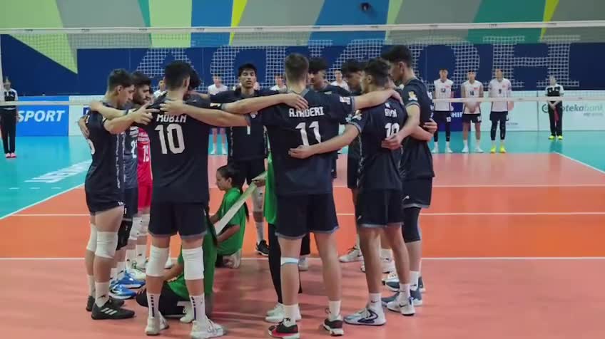   حلقه ملی‌پوشان زیر ١٩ سال والیبال ایران به دور «پرچم» هنگام نواخته شدن سرود جمهوری اسلامی ایران