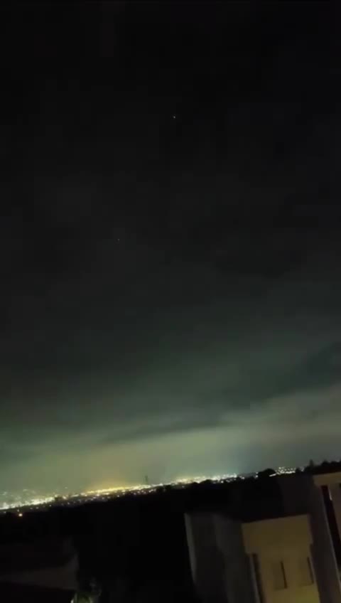   لحظه عبور هنرمندانه موشک‌های ایرانی از پدافند اسرائیلی