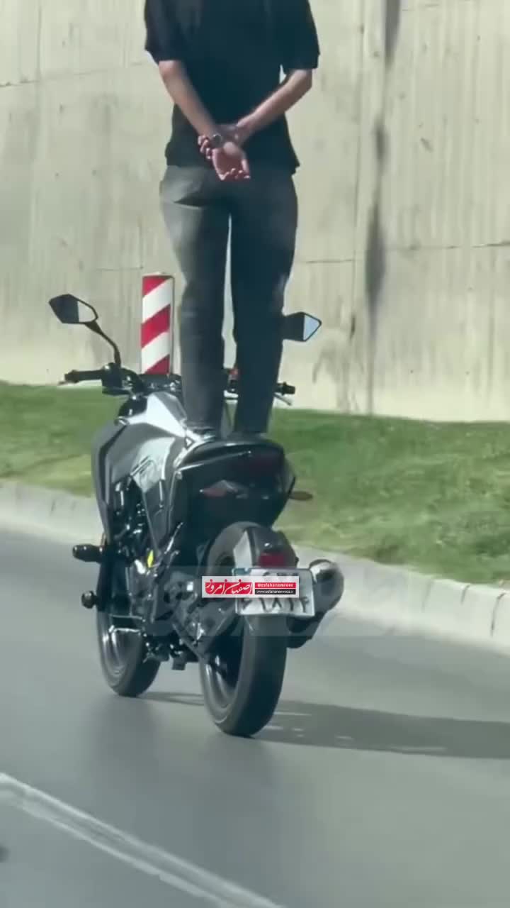   موتورسواری ایستاده وسط اتوبان در اصفهان