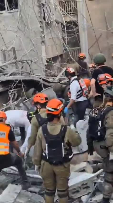   ادامه تلاش‌ها برای بیرون کشیدن اجساد اسرائیلی‌ها و افراد مفقود از زیر آوارها