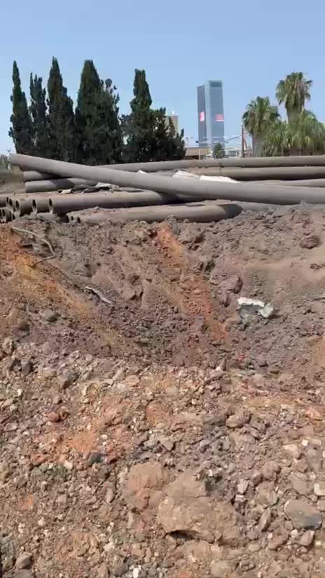   گودال بزرگ در پی اصابت موشک ایرانی به تلاویو