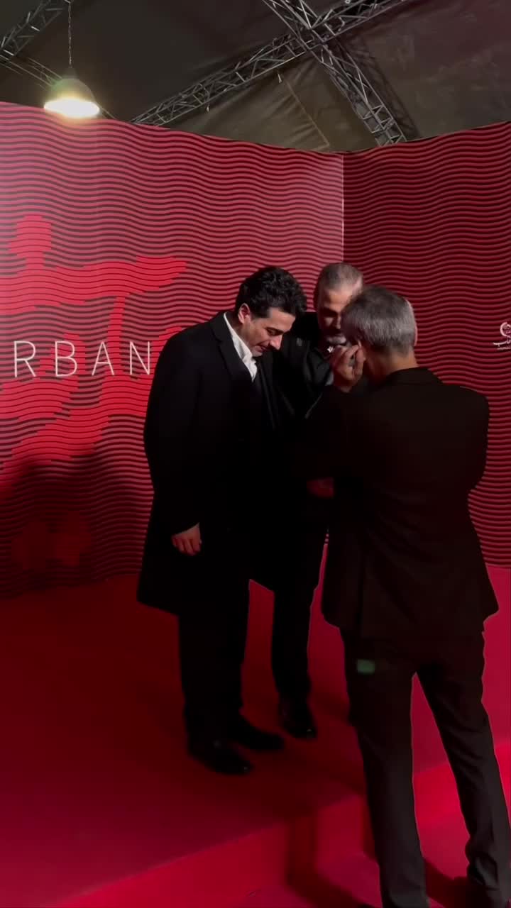   شوخی علیرضا قربانی با همایون شجریان در پشت‌صحنه کنسرتش در مجموعه ورزشی آزادی