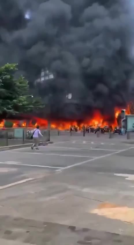   مقر موساد پس از حملۀ ایران درحال سوختن است