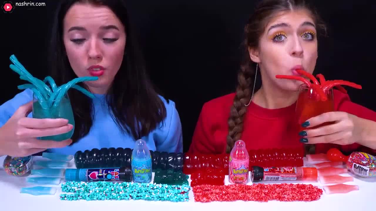 چالش فود اسمر لیلی بو - خوردن غذاهای تک رنگ آبی و قرمز