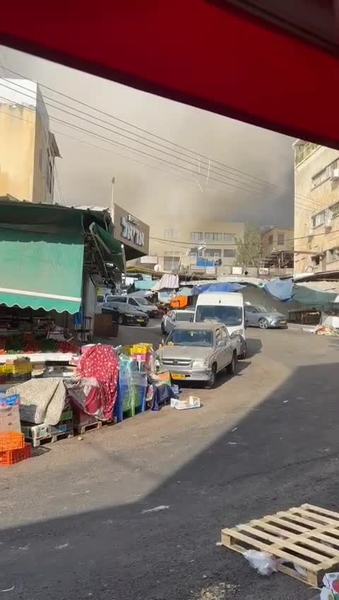   انفجار عظیم و ستون عظیم دود در یکی از نقاط اصابت موشک ایران در اسرائیل