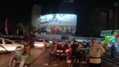   شادمانی مردم و پخش شربت در میدان ولی عصر در پی سرنگونی پایگاه آمریکا در قطر