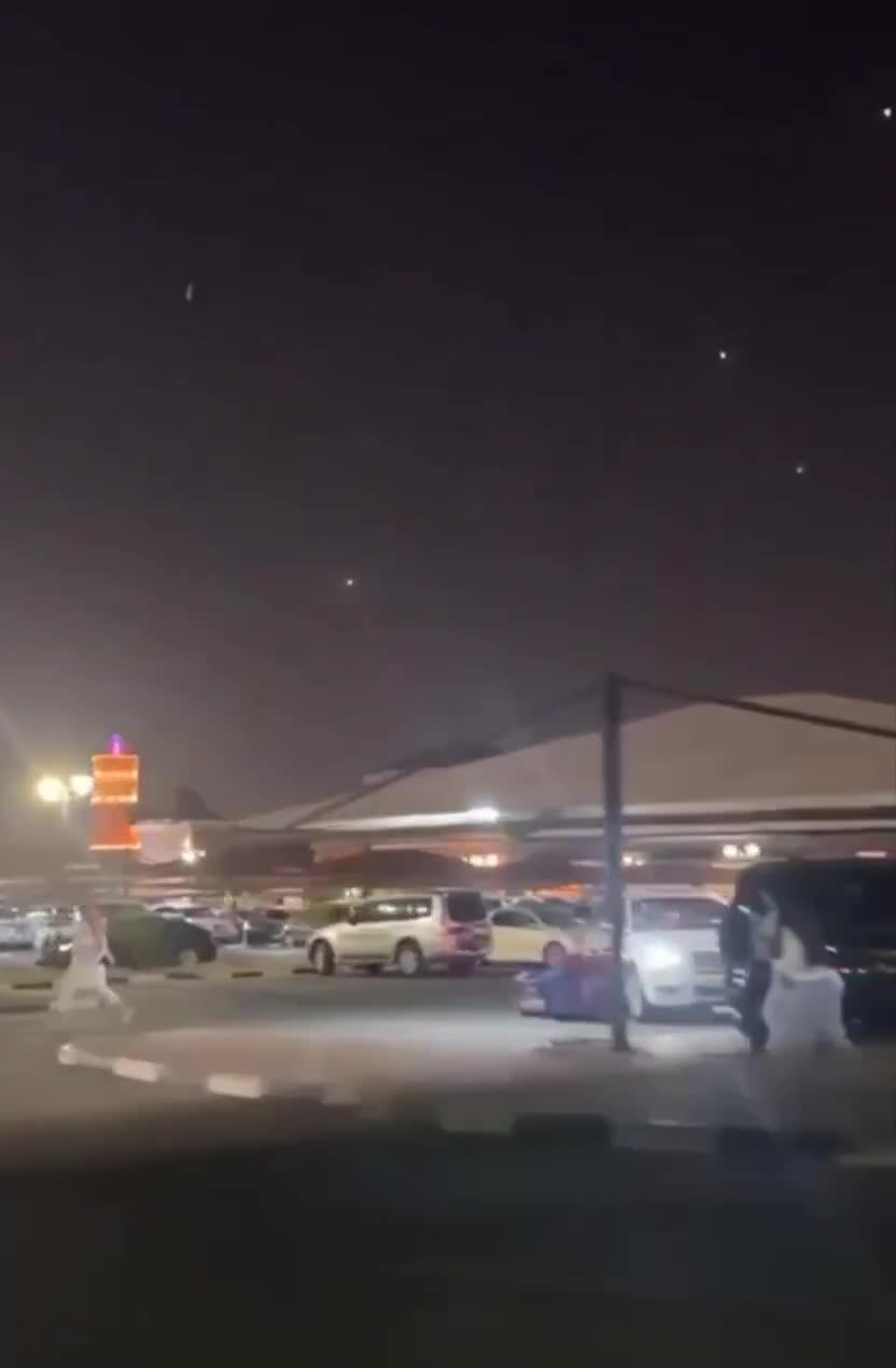   فرار شهروندان در خیابان‌های دوحه همزمان با شلیک موشک‌های ایرانی