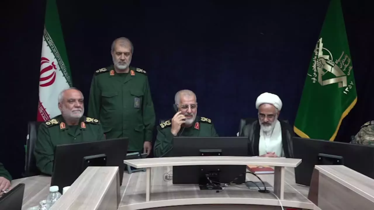   لحظۀ اعلام رمز عملیات بشارت فتح توسط فرمانده کل سپاه