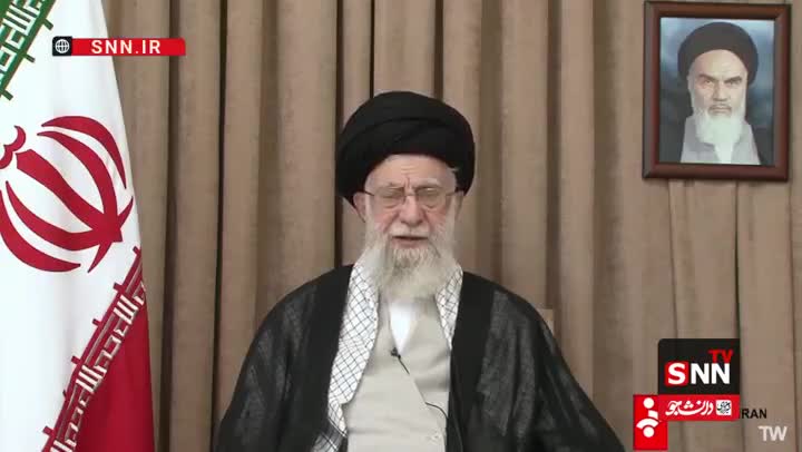   رهبر معظم انقلاب: مردم از درون نیروهای مسلح را پشتیبانی کردند و دست آن‌ها را برای چنین کار بزرگی فراهم کردند