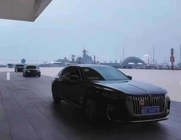   تصاویری از اسکورت وزیر دفاع ایران توسط نیروهای امنیتی در چین