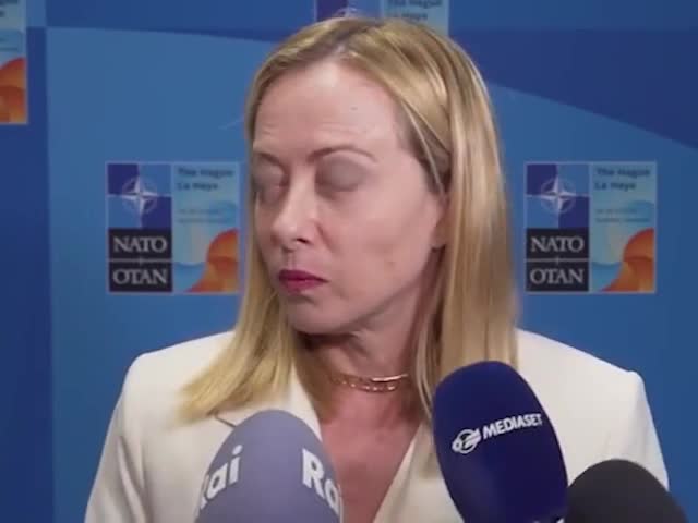   حالت‌های عجیب چهره  گئورگی ملونی نخست وزیر ایتالیا هنگام صحبت با خبرنگاران در اجلاس ناتو