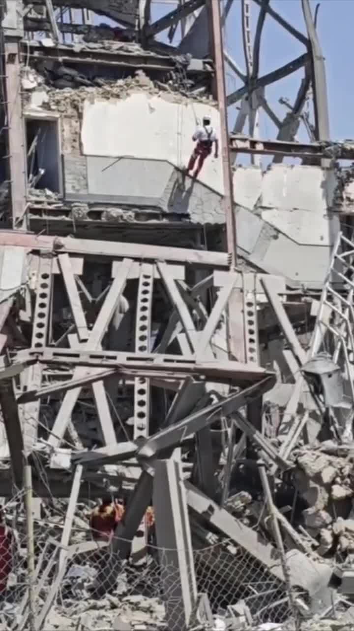   عملیات تخصصی و نفس‌گیر امدادگر هلال‌احمر برای نجات ۲ مجروح حملات اسرائیل از زیر آوار