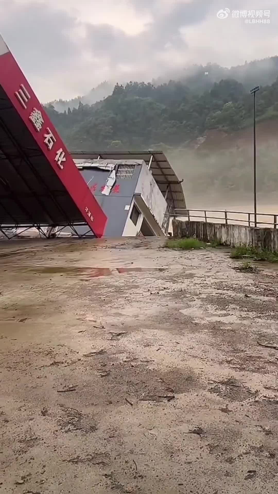   فرو ریختن تمام یک پمپ بنزین در منطقه خودمختار گوانگشی ژوانگ چین به داخل رودخانه