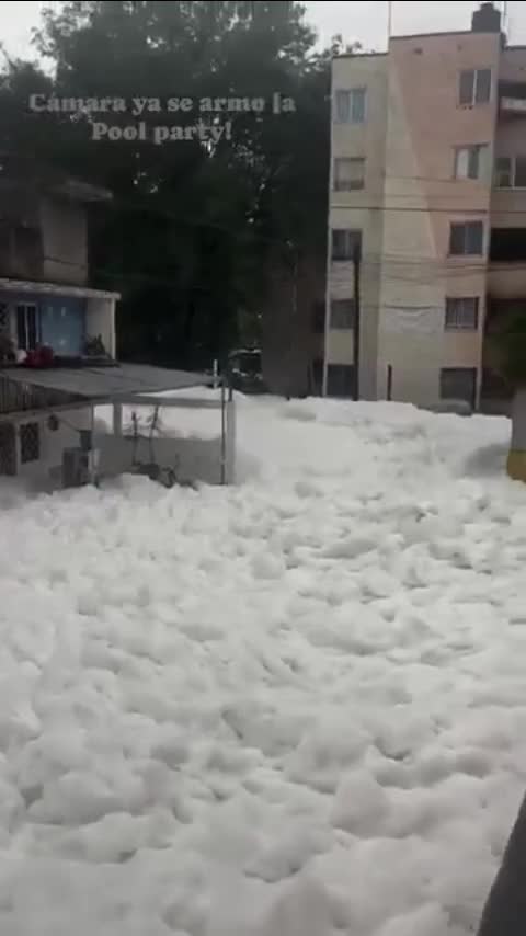   تجمع حجم عجیب کف که در خیابان های نائو کالپان مکزیک