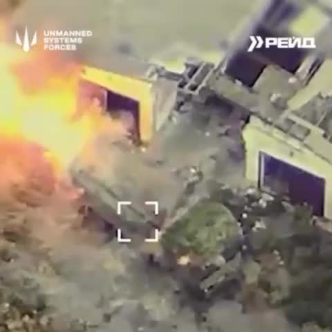   لحظه اصابت یک کوادکوپتر انتحاری اوکراینی به یک راکت‌انداز روسی