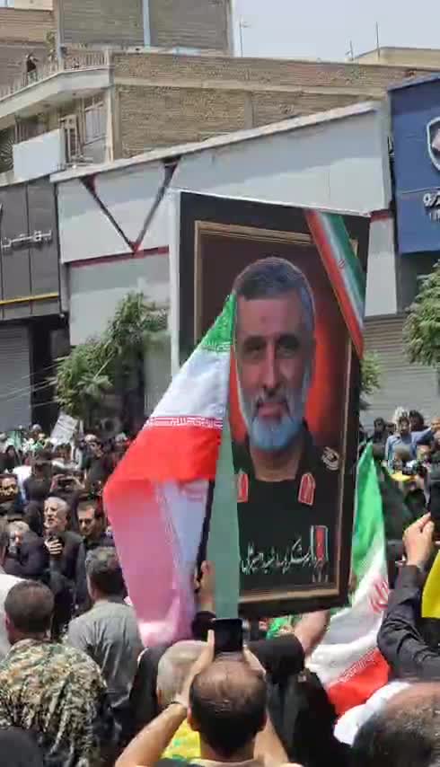 لحظه احساسی گریه جمعیت با تصویر حاجی‌زاده؛ بغض عمومی ترکید| 7 تیر 1404