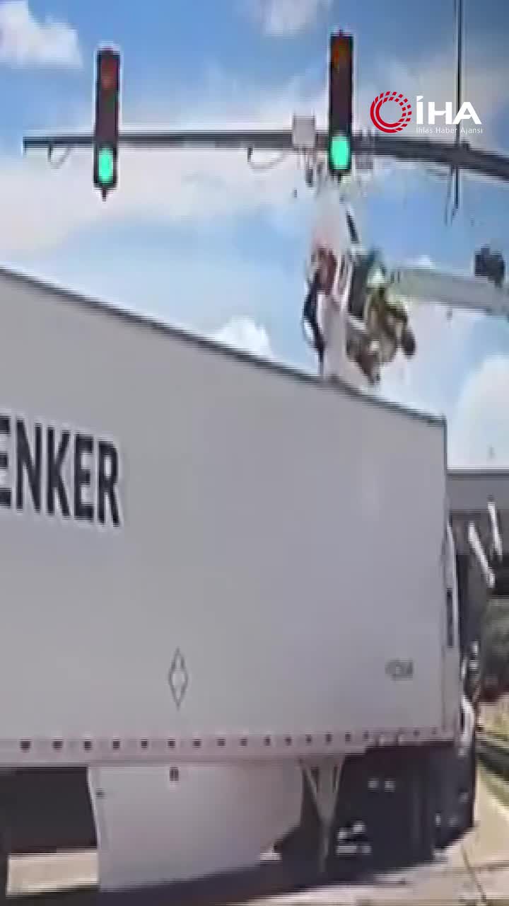   تصادف وحشتناک در آمریکا؛ کامیون در حرکت به کارگر روی جرثقیل برخورد کرد