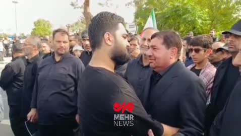   فرزند شهید حاجی‌زاده در آغوش مخبر مشاور و دستیار مقام معظم رهبری