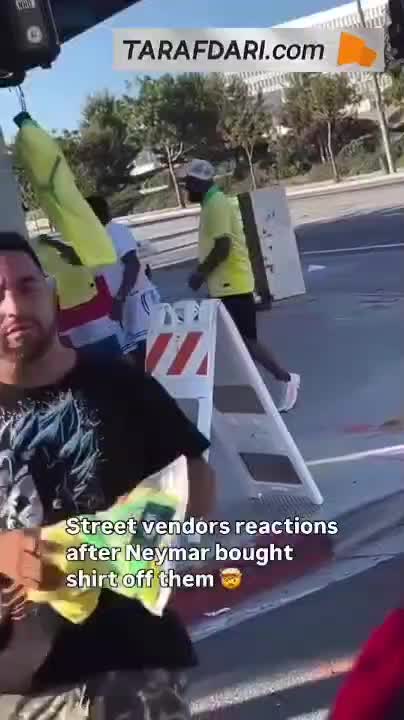    امضا و عکس یادگاری نیمار با دست‌فروشان برزیلی پس از خرید پیراهن از آن‌ها