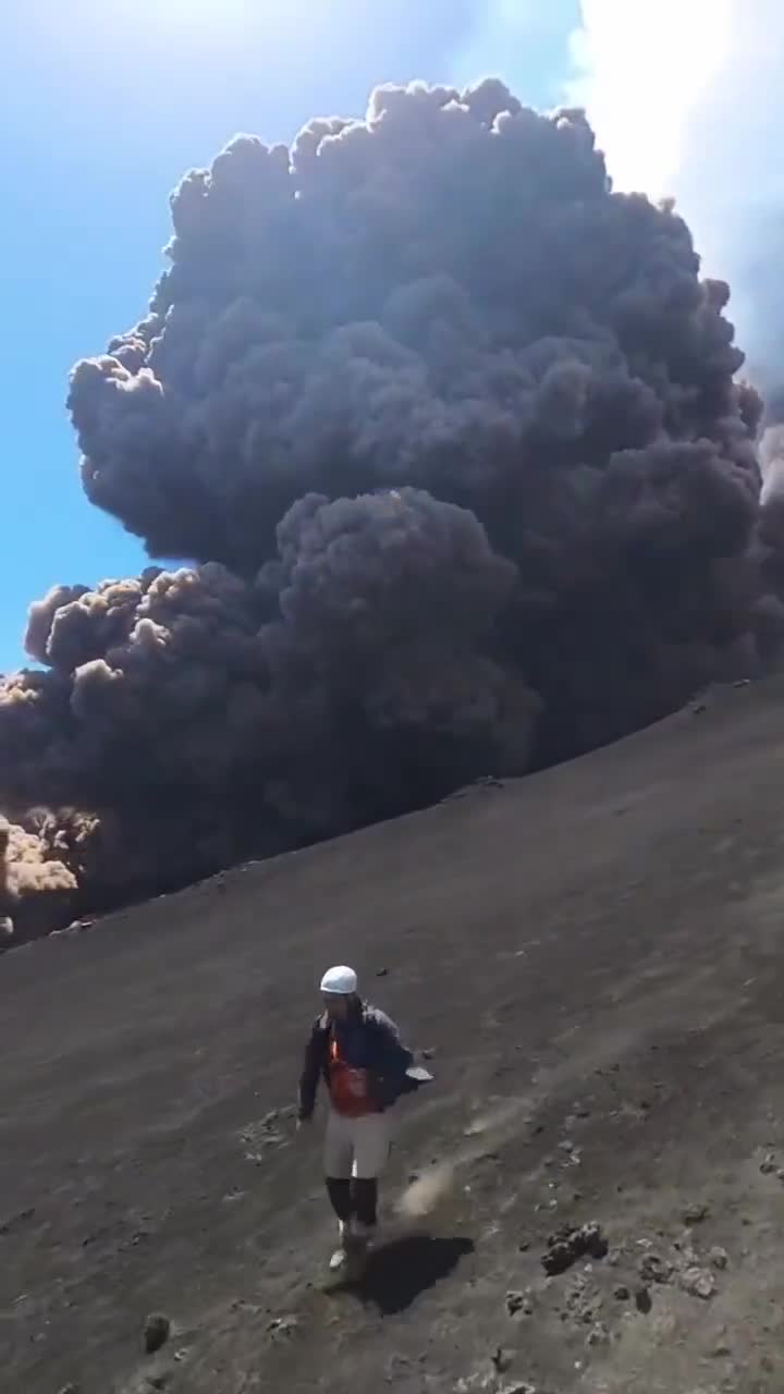 ببینید| لحظه دلهره آور فرار گردشگران از فوران آتشفشان کوهی در ایتالیا | 13 خرداد 1404