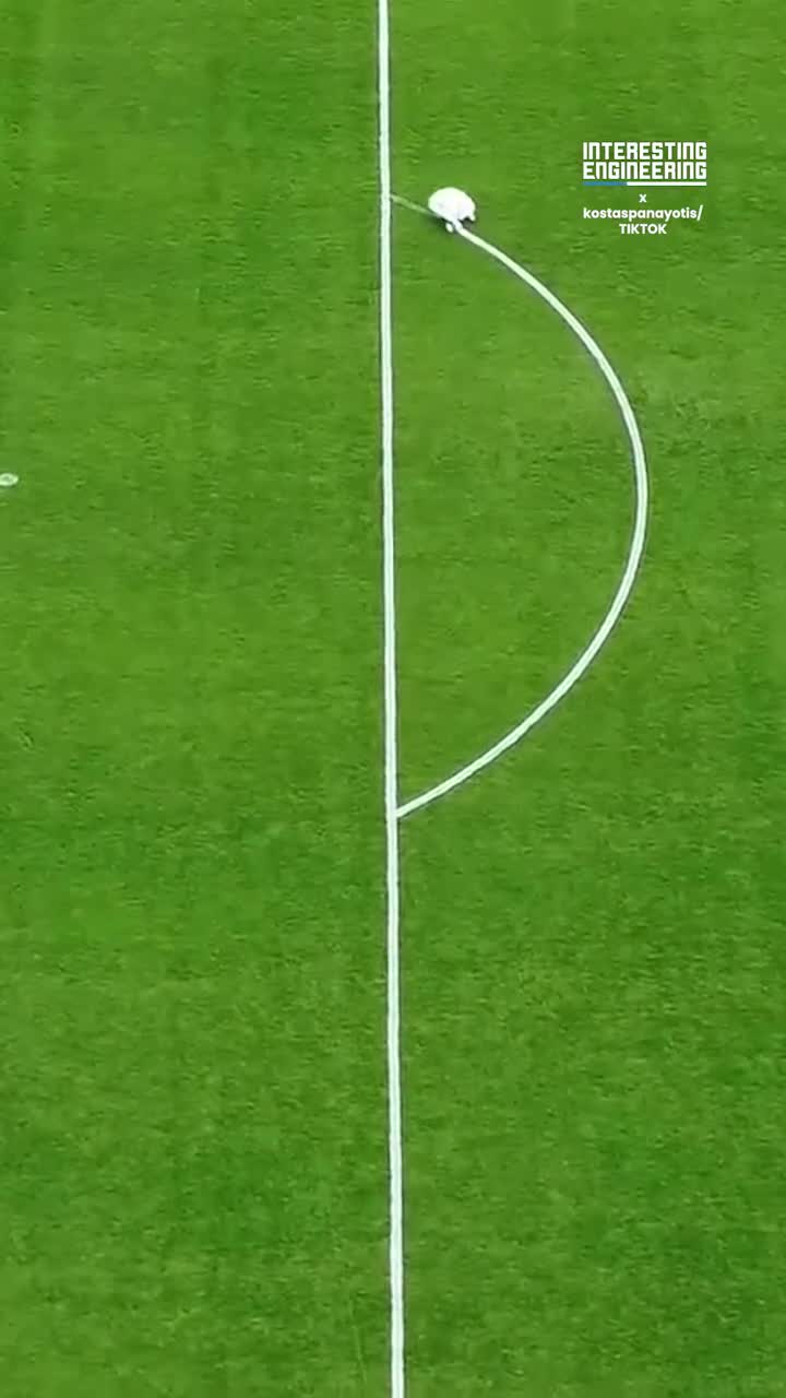   جوجه ربات خط‌کشی زمین فوتبال!