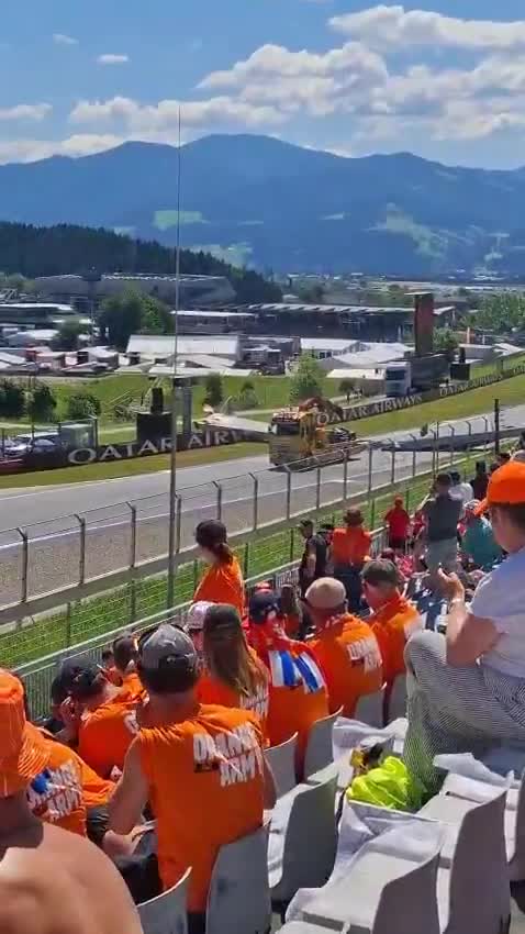   لحظه عجیب برخورد کامیون با سازه فلزی تبلیغاتی در پیست مسابقات فرمول یک