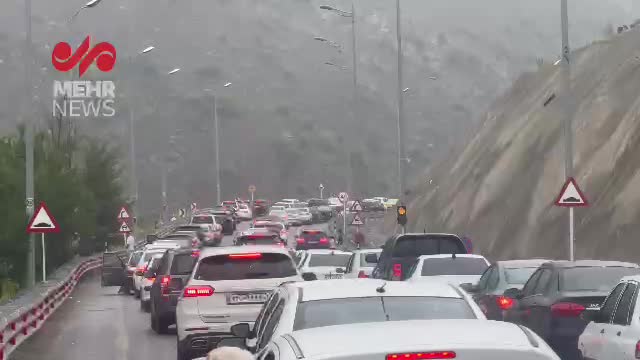   هم اکنون بارش باران و مه در ترافیک سنگین آزادراه تهران