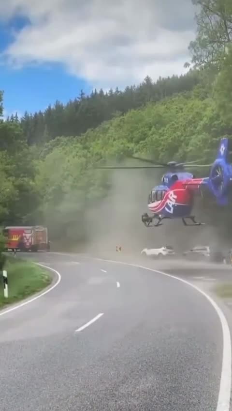 فیلم لحظه سقوط بالگرد حین امدادرسانی به قربانیان تصادف | 14 خرداد 1404