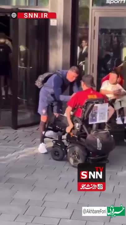   تصادف ویلچر یک هوادار با پای رونالدو!