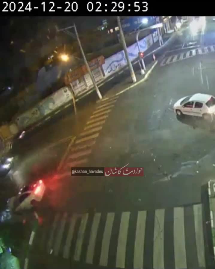   تصادف شدید در کاشان؛ عبور از چراغ قرمز عامل کوبیده شدن سوناتا و پژو ۲۰۶ به یکدیگر!