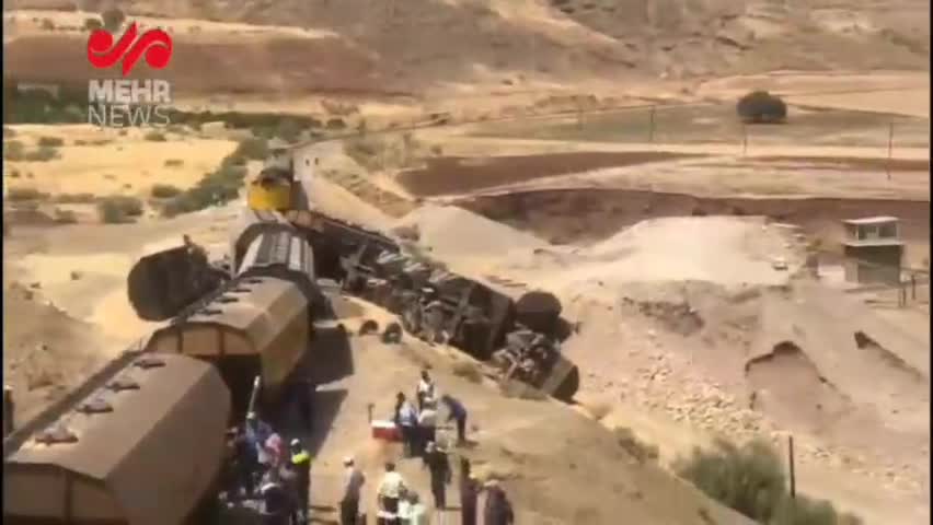   تصاویری تازه از خروج واگن‌های باری از ریل در محدوده لرستان