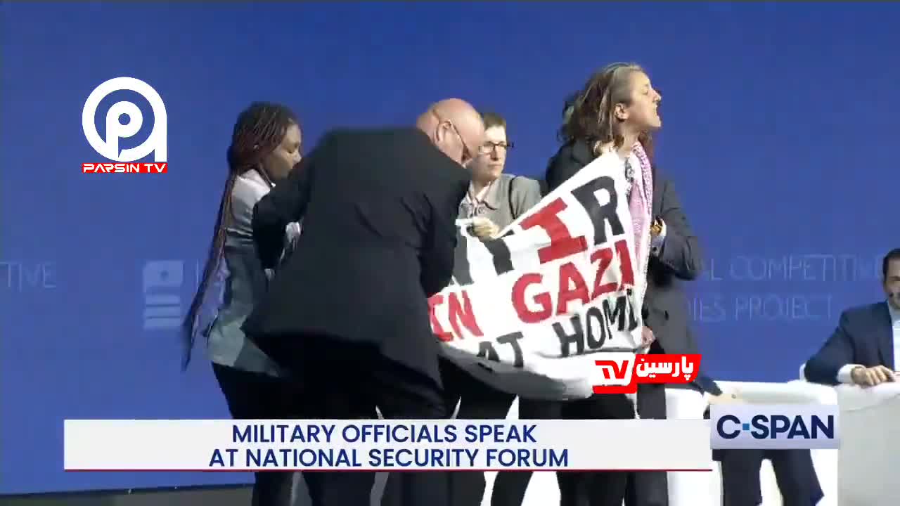    هجوم به سن سخنرانی و برهم زدن نطق جان فیلان، وزیر نیروی دریایی دولت ترامپ، توسط حامیان فلسطین!