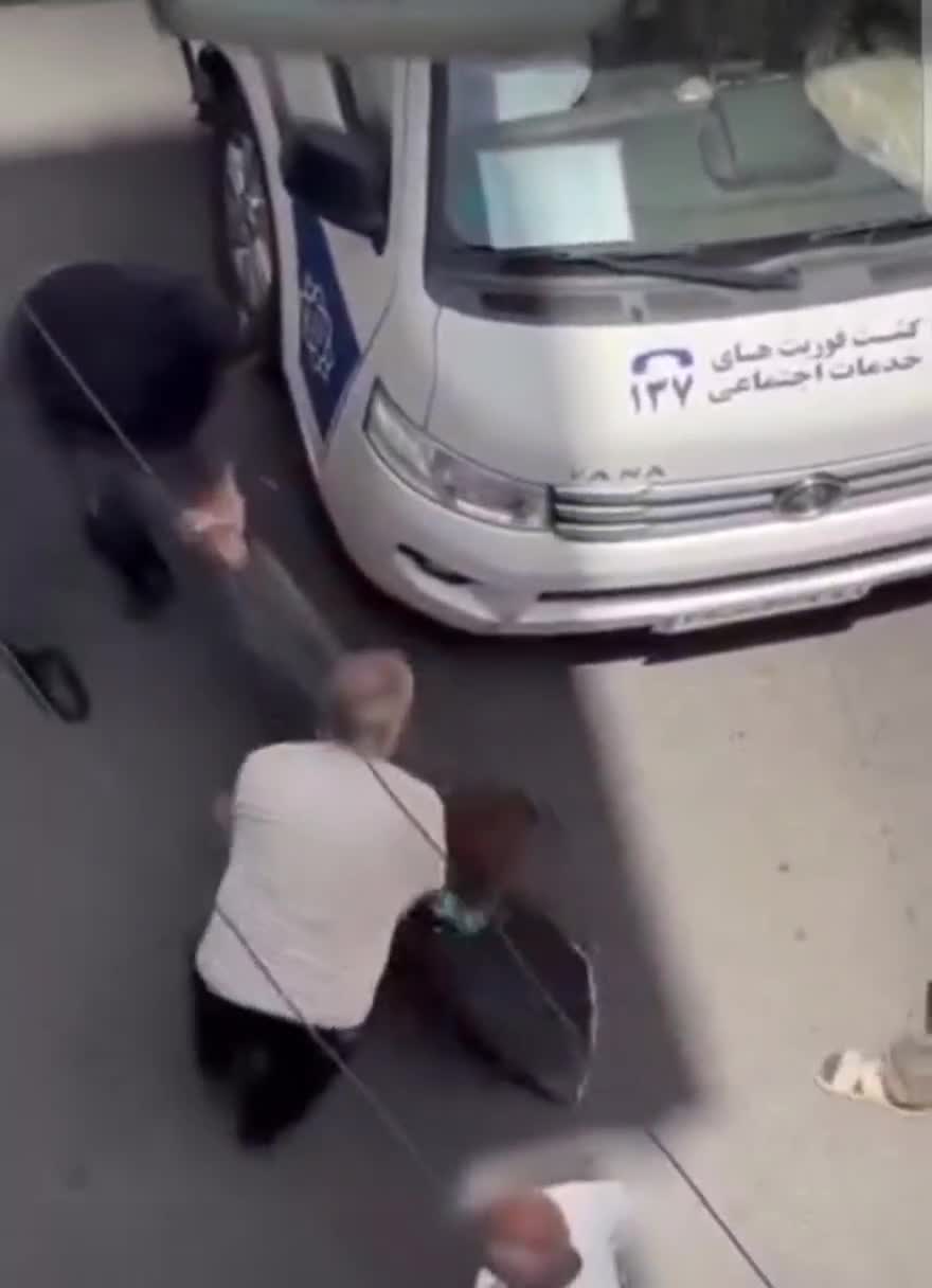   تصاویر شوکه‌کننده از کشیدن یک زن روی زمین توسط گشت فوریت‌های اجتماعی!
