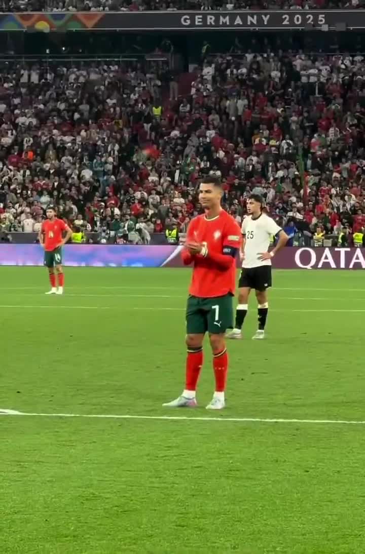   واکنش رونالدو به مسی مسی گفتن هواداران آلمان