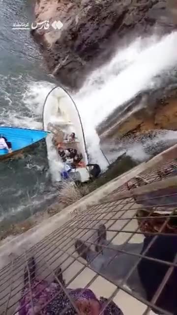   لحظات نفس‌گیر غرق شدن قایق گردشگری در چشمه بل پاوه؛ راننده بازداشت شد