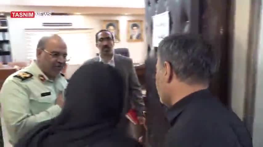 تصاویری از بی تابی جانسوز مادر مرحومه الهه حسین‌نژاد در پلیس آگاهی تهران | 17 خرداد 1404