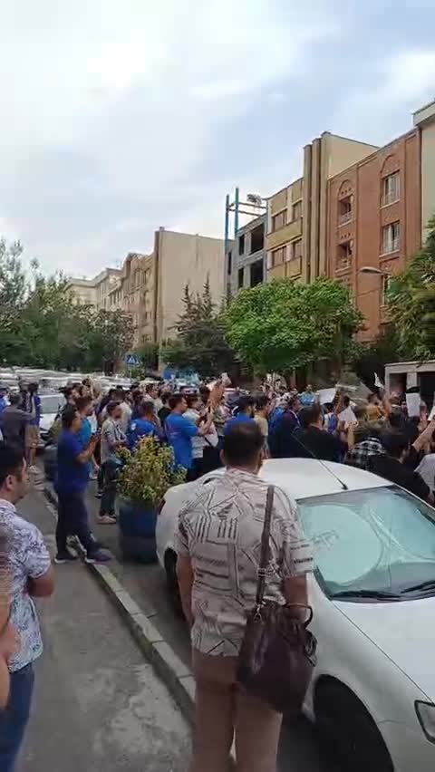   شعار هواداران استقلال علیه نظری جویباری