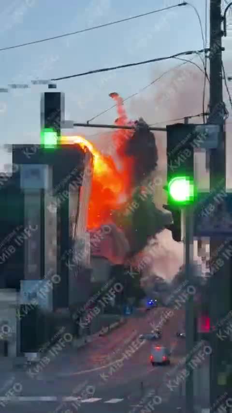   انفجار ثانویه در کیف بعد از برخورد موشک روسی