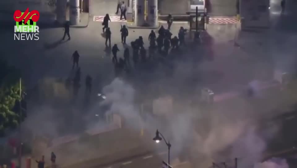   یورش پلیس، معترضان لس‌آنجلس را پراکنده کرد