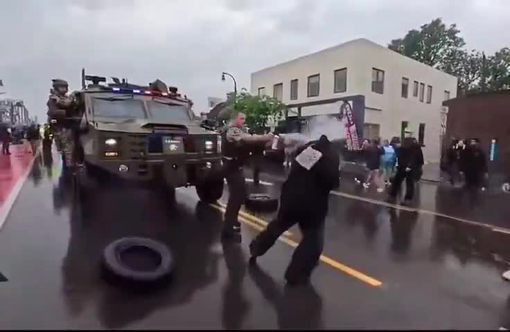   همزمان با دستور ترامپ به گارد ملی، رئیس پلیس لس‌آنجلس اعلام کرد اعتراضات در این شهر از کنترل خارج شده است!