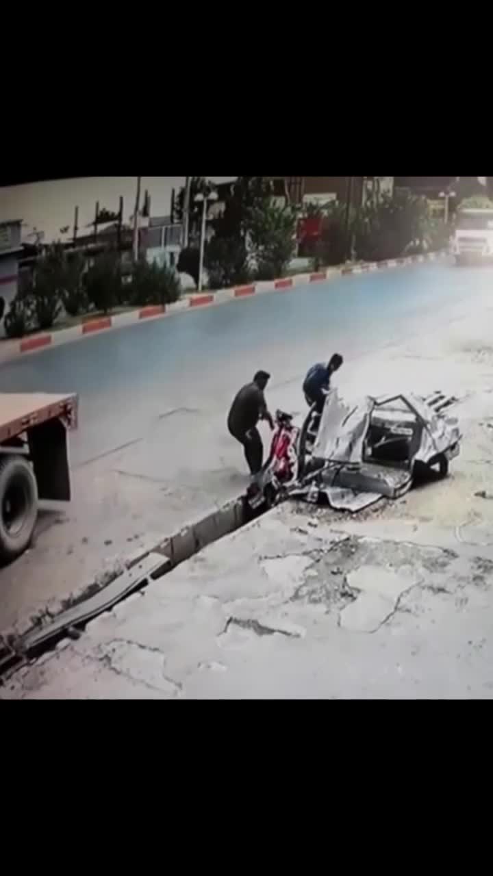   تنبیه خیابانی سارقین تلفن همراه یک زن توسط راننده تریلی با شیوه‌ای متفاوت!