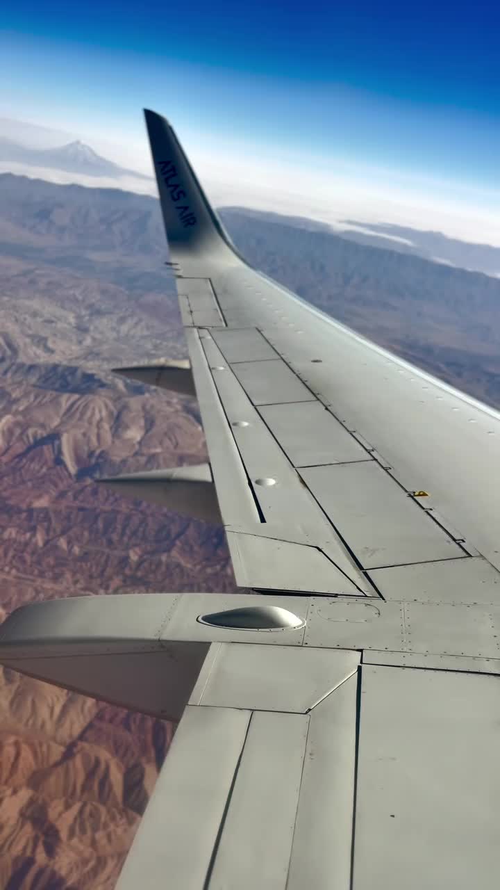   نمایی زیبا از قله دماوند از داخل کابین هواپیمای ۷۳۷