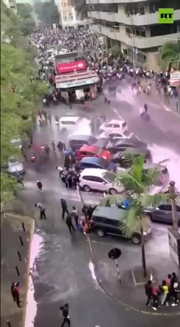   تصویری از به کارگیری یک آب‌پاش فوق‌العاده قوی علیه معترضان در لس آنجلس